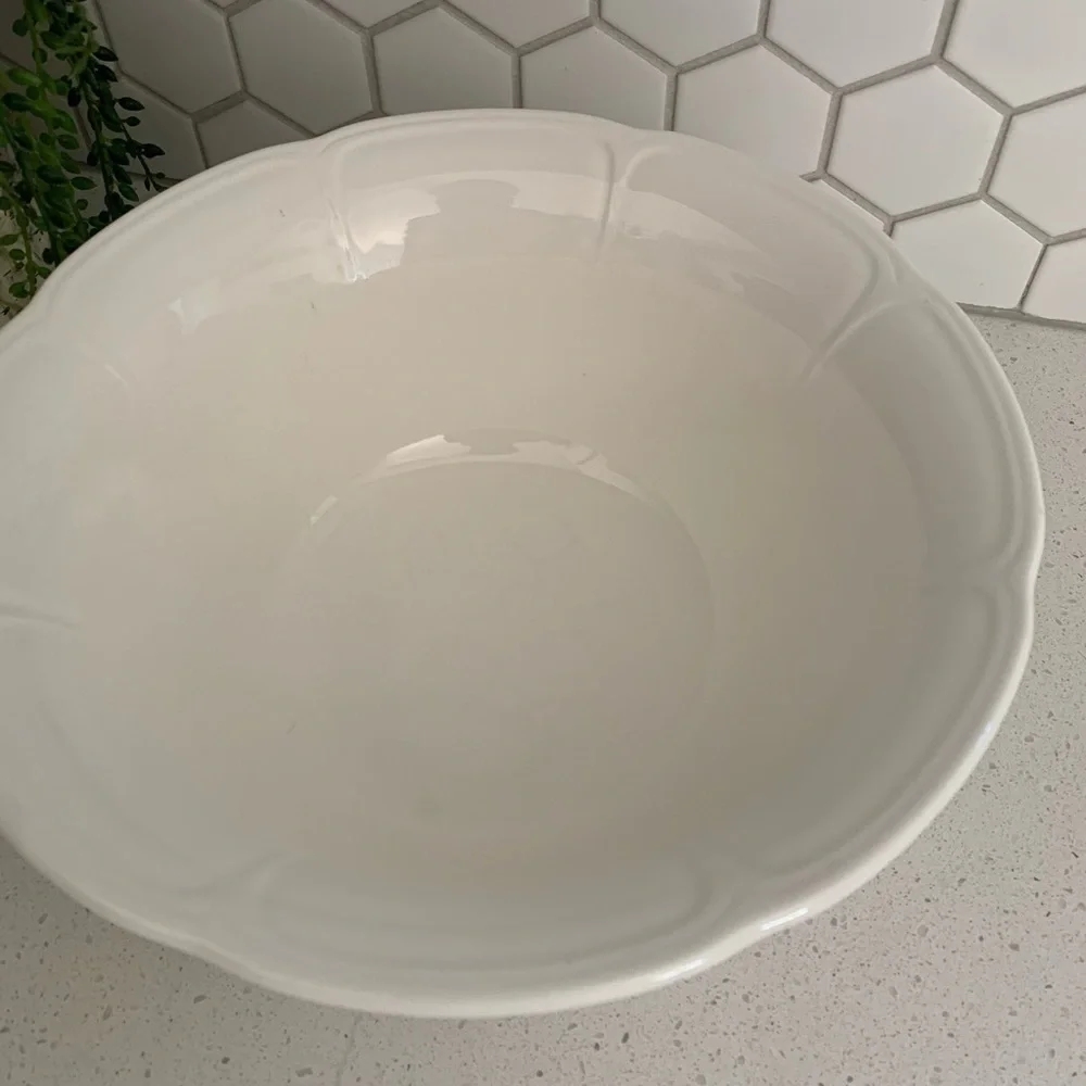 Salad fruit‎ bowl made in Japan white trimmed